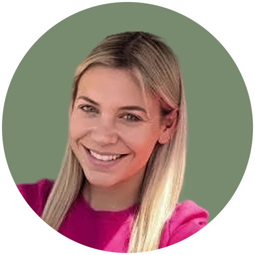 Portrait de Cassie Putoux, accompagnatrice éditoriale de Mot pour Mot – le Studio Podcast du Pays de Fayence.