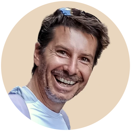 Portrait d'Olivier Le Borgne, accompagnateur opérationnel de Mot pour Mot – le Studio Podcast du Pays de Fayence.